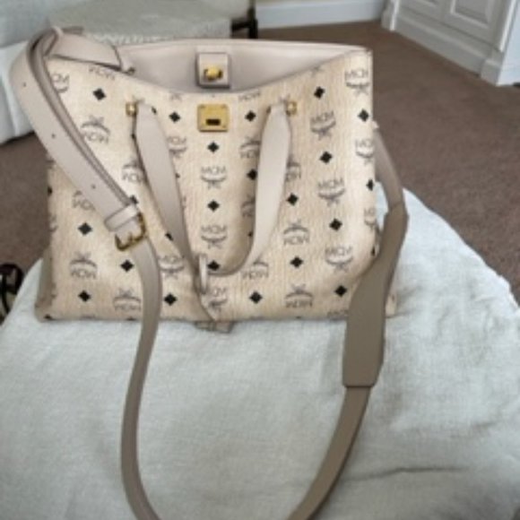 MCM Handbag and matching wallet - Picture 2 of 7